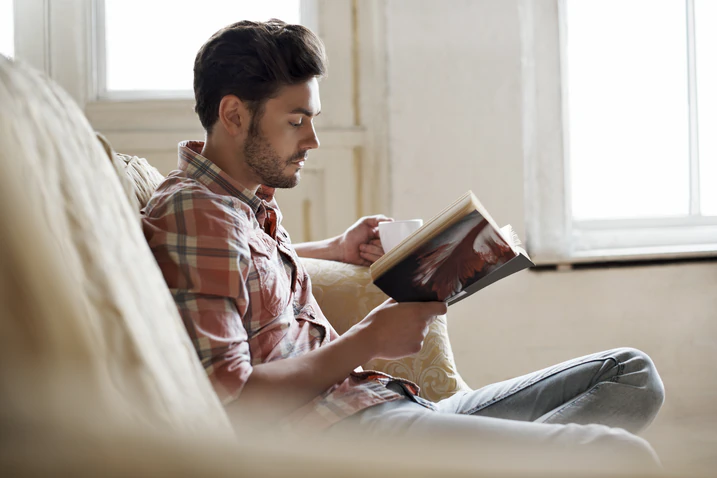 мужчина читает книгу