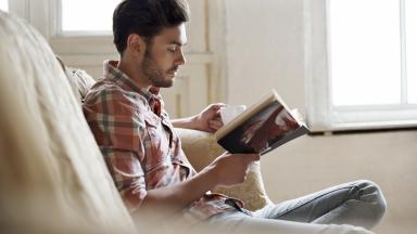 мужчина читает книгу