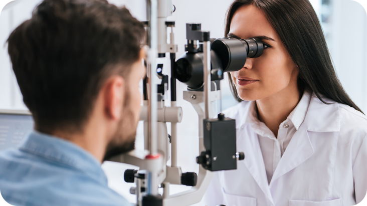 Пациент проходит проверку зрения у специалиста по коррекции