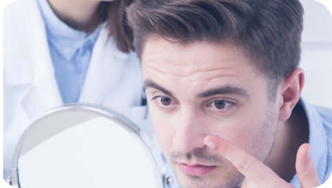 Пациент примеряет контактные линзы