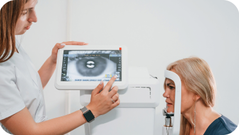 Пациент проходит проверку зрения у врача. Крупным планом показан глаз